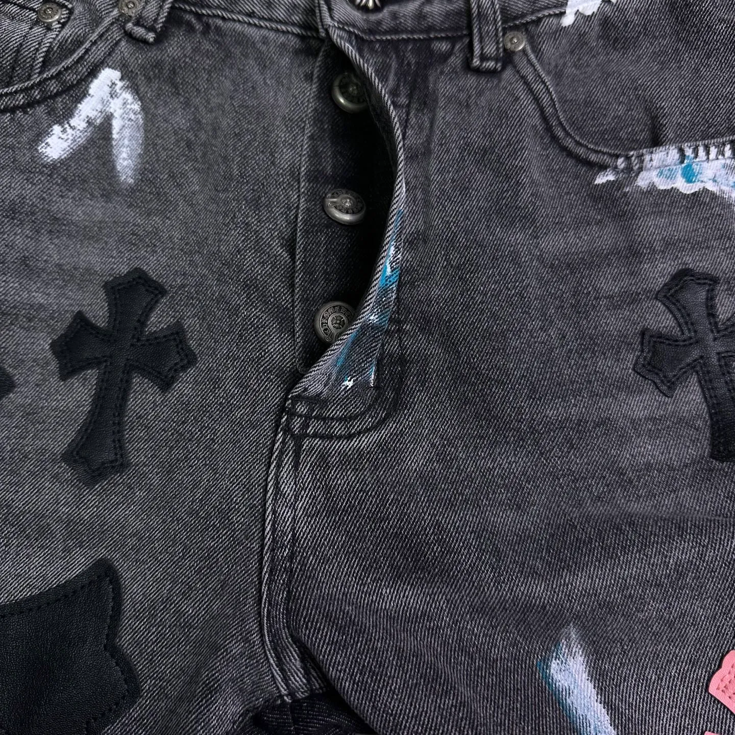 P350 GALLERY DEPT. & Croixin co-branded 2025 new Cow King patchwork hand-painted colorful cross patchwork leather couple style bootcut jeans 🔥High version🔥High version🔥 Top ceiling quality Styles with different washed textures are very friendly to people with thin legs and thick legs. The bootcut version is very flattering. Moderate length that never goes out of style, easy to match with casually, basic styling for various styles, a must-have in the wardrobe! The fabric is stiff but also makes the upper body soft without losing texture. The washing process is even more perfect. It is a must-have item for everyone! ! ! Washed wheat, tag, trouser label, three labels complete Color: washed black Size: 28, 30, 32, 34, 36 (five sizes)